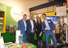 On the stand at the Oerlemans Packaging Group, cucumbers in biodegradable cucumber shrink film were shown. In the photo: Henri van Hemert (Oerlemans Plastics), Rob de Leeuw and Ellen Schreur (Perfon) and Piet van den Oord (Oerlemans Plastics).
